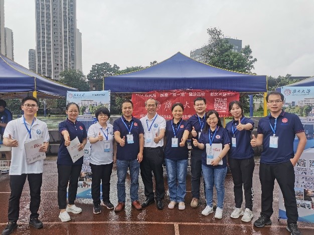 最全买球app官方网站到柳州高级中学参加广西普通高校招生咨询会