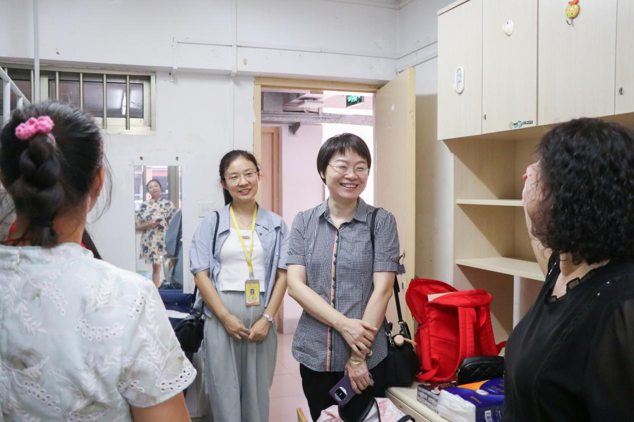 以心暖“新”——最全买球app官网领导深入宿舍走访慰问24级新生