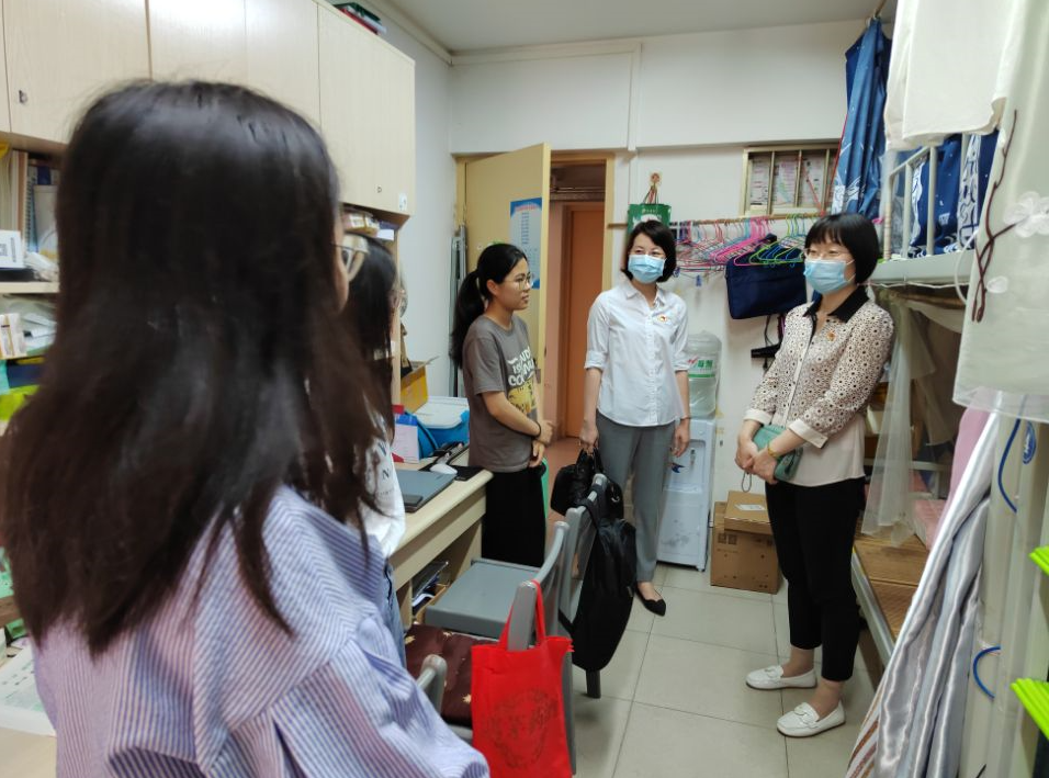 最全买球app官方网站领导到学生宿舍探望走访